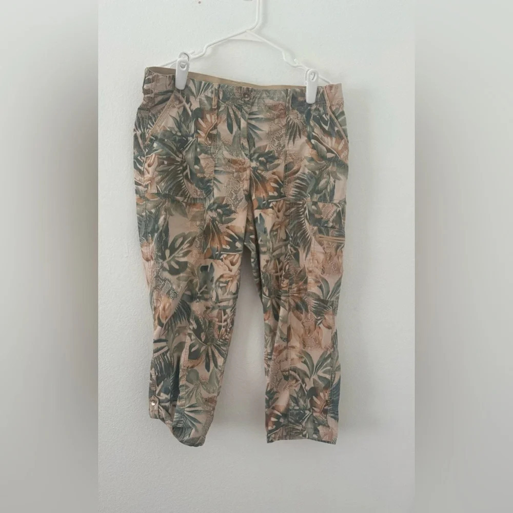 Chicos Comfort Stretch Tropical Cargo Crops Pants Casual Lightweight Sz 2 US 12